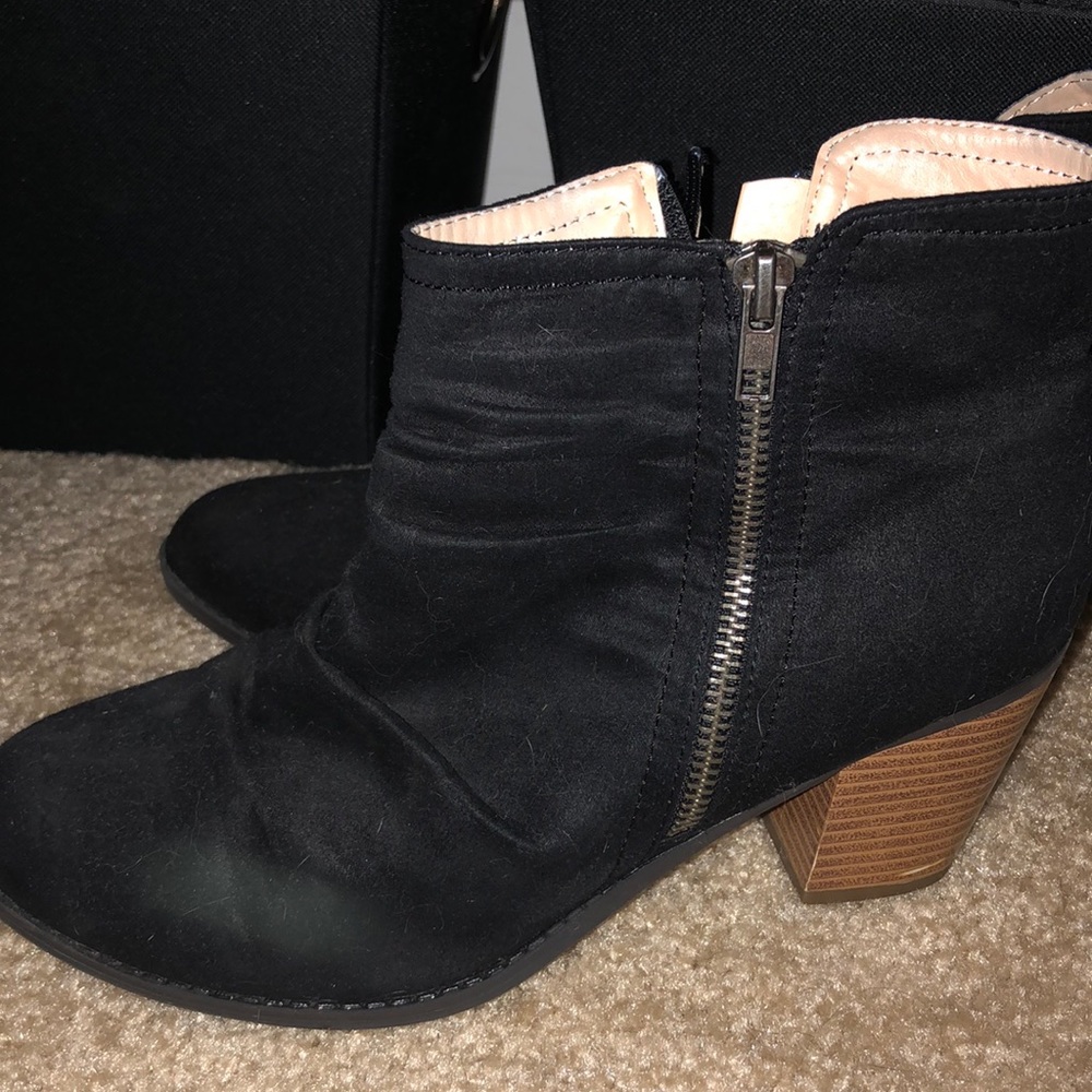 BLACK BOOTIES.